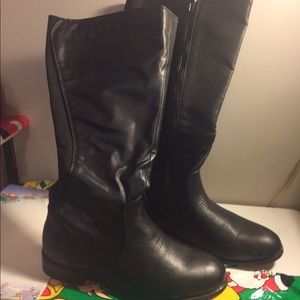 Woman’s size 7 black boots